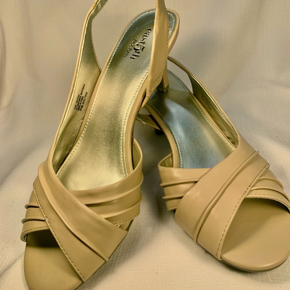NWOT East 5th flex form Vintage Women’s Dressy Beige Open toe Heel strap 9.5 M